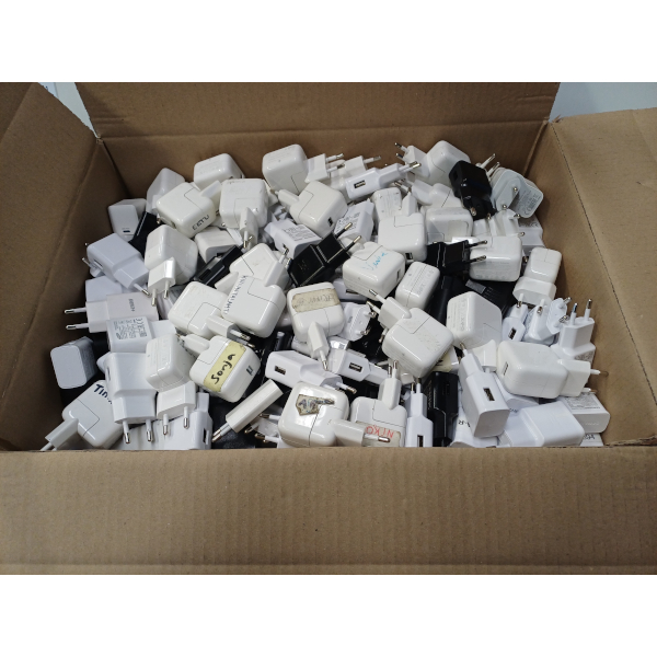 9 kg erinevaid USB adaptereid